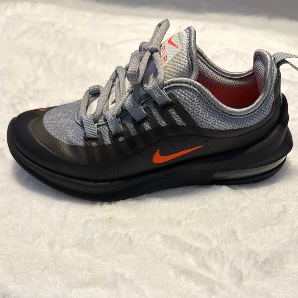 Nike Air Max Axis Black and Silver Sneakers 13C